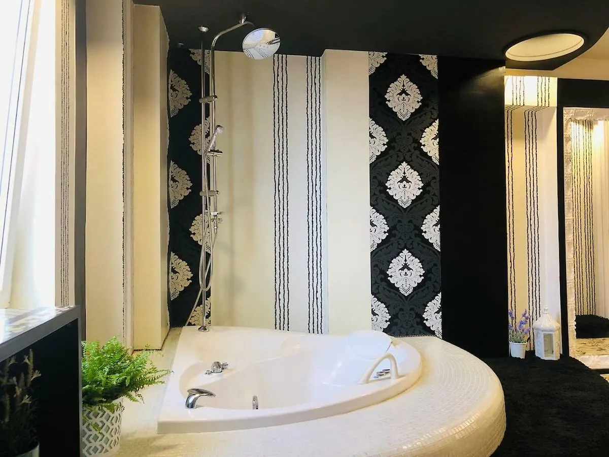 Golden Pearl - Jacuzzi Top Center Luxury Apartment Sofia